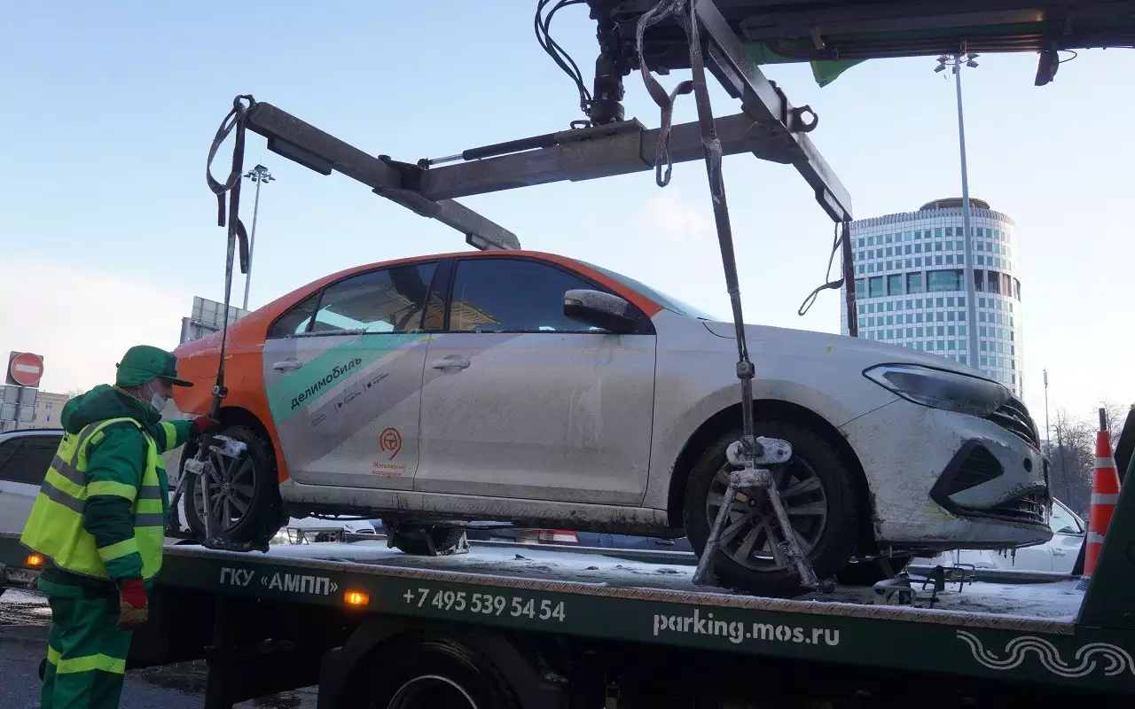 Каршеринг превратился в проблему для парковок у домов: что с этим делать