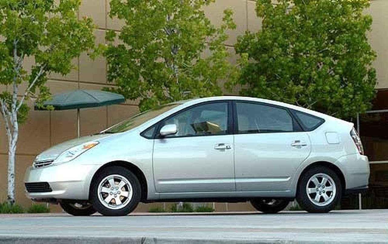 Toyota "забросает" американцев гибридами