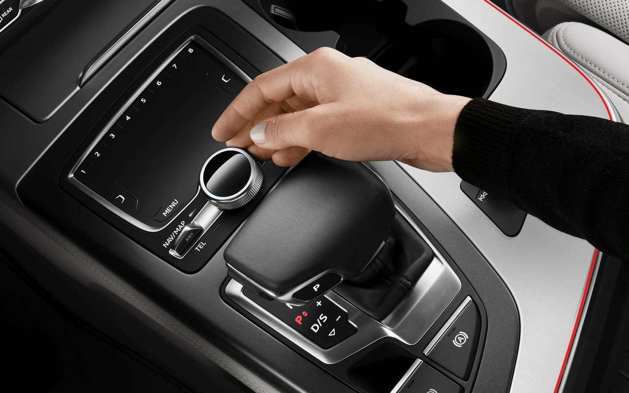 Перегруженный центральный тоннель очень сильно отвлекает водителя во время движения. Впрочем, многие водители Audi говорят, что это дело привычки.