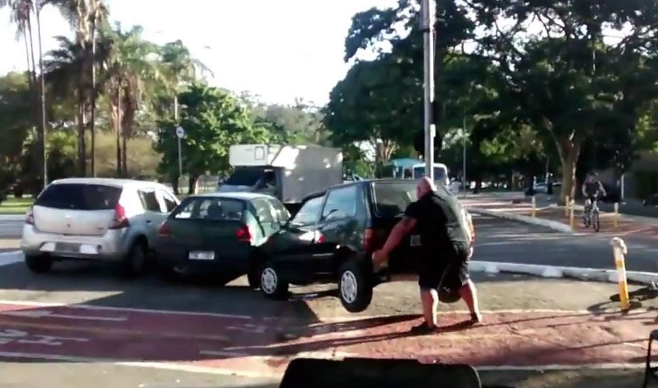 Велосипедист-культурист наводит порядок на дороге (ВИДЕО)