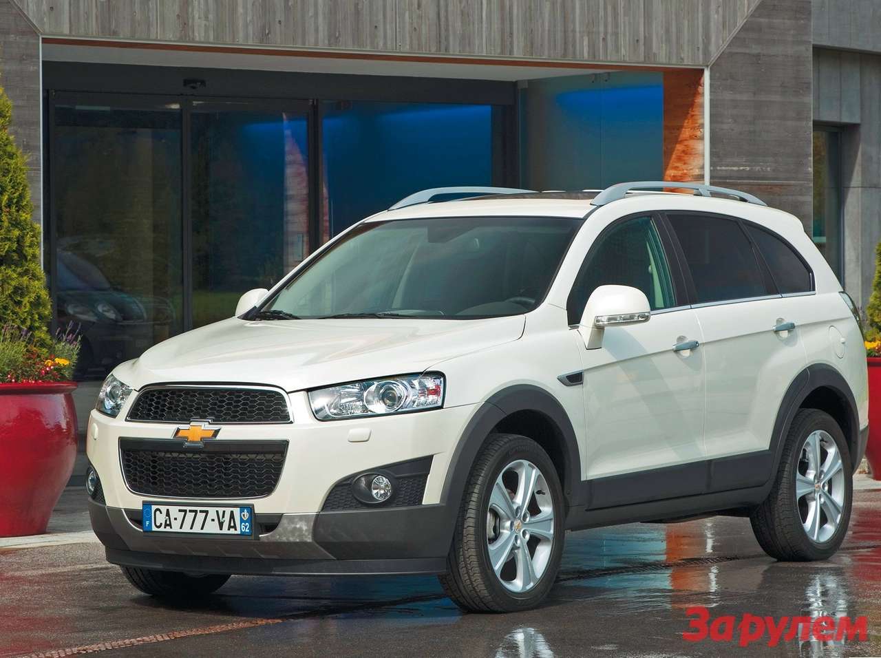 Противотуманные фары сместили и оформили по-новому. Обновление коснулось и нижней части бампера. В палитре кузовных цветов Chevrolet Captiva девять вариантов. Новый дизайн колесных дисков на 19 дюймов. 