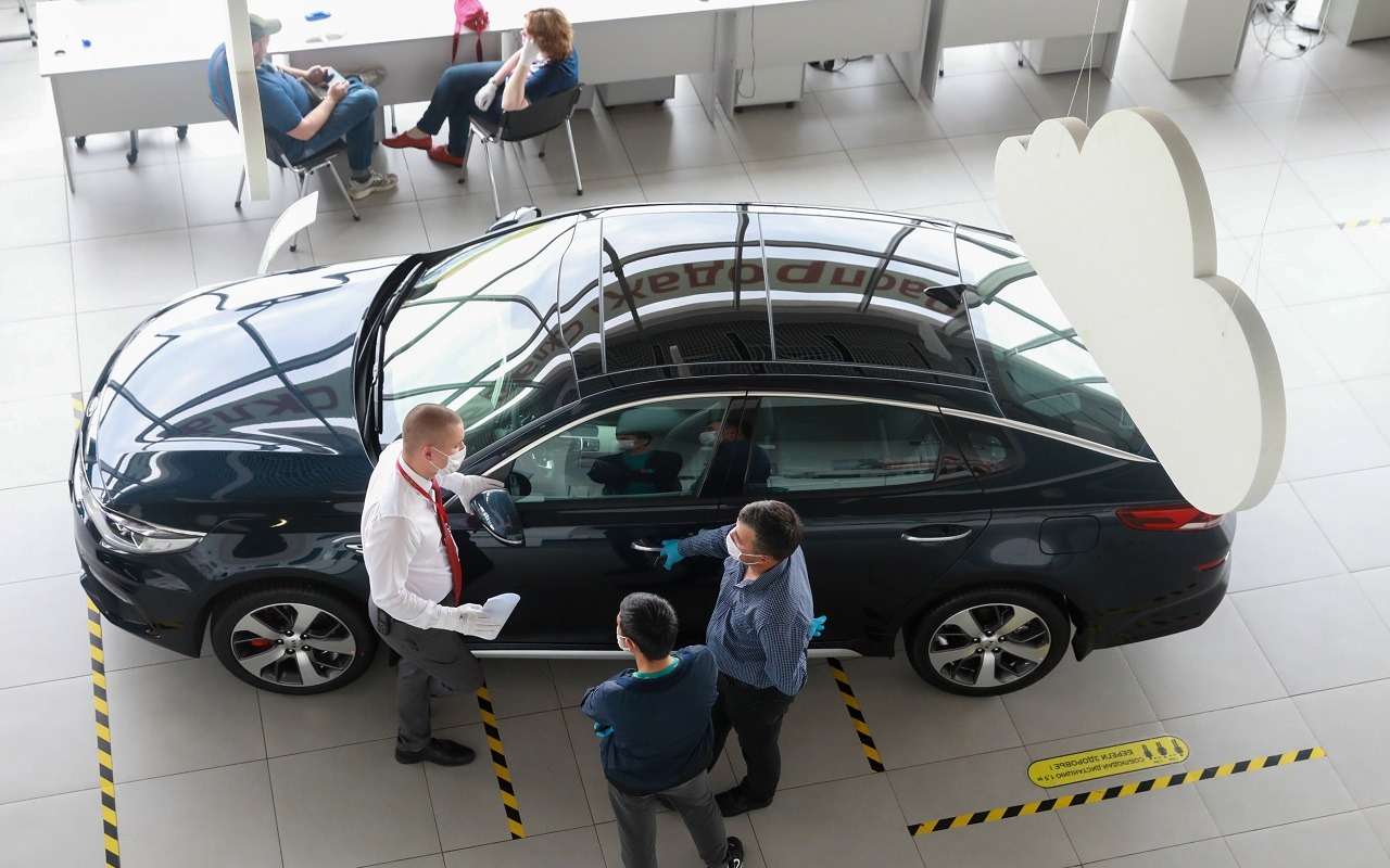 В Санкт-Петербурге (на фото - автосалон Kia в Пулково) продавалось больше новых автомобилей в пересчете на 1000 жителей, чем в Москве (16 против 15 шт.)