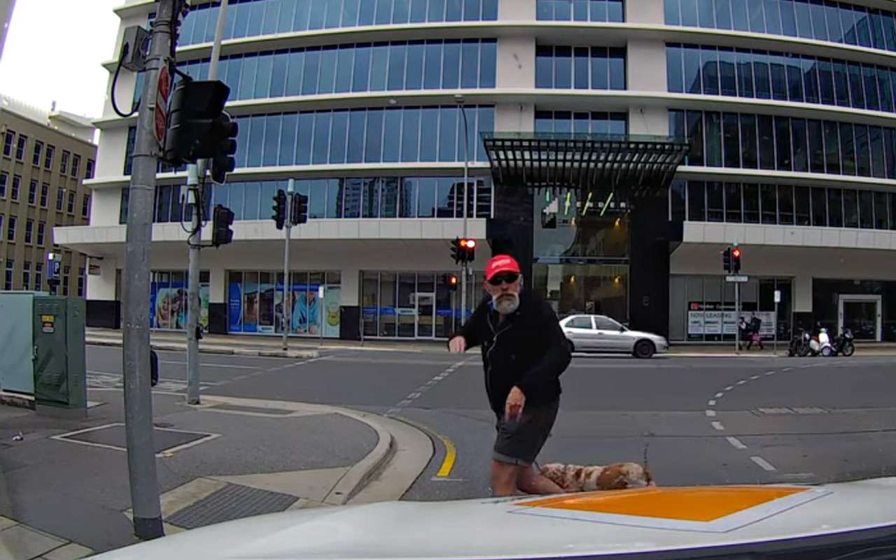 Разгневанный пешеход чуть не убился на ровном месте