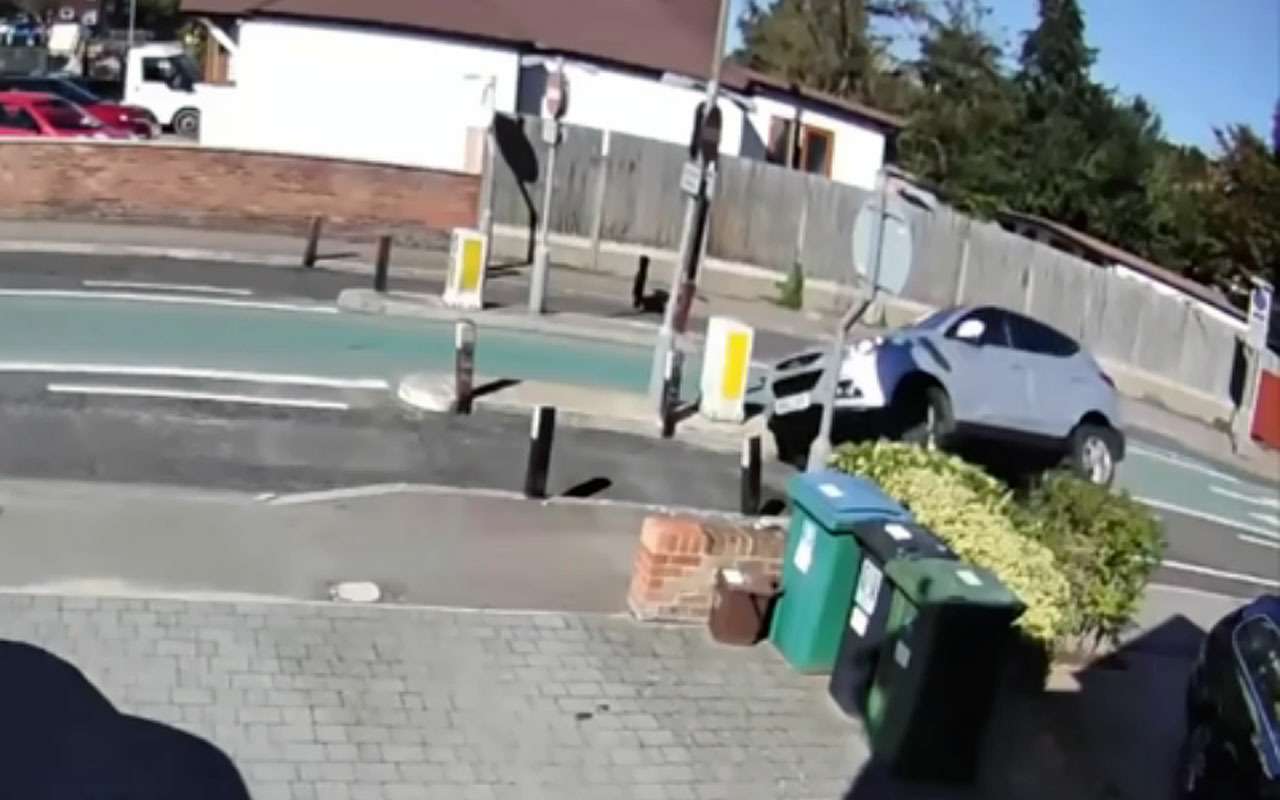 В этом узком месте постоянно бьются автомобили