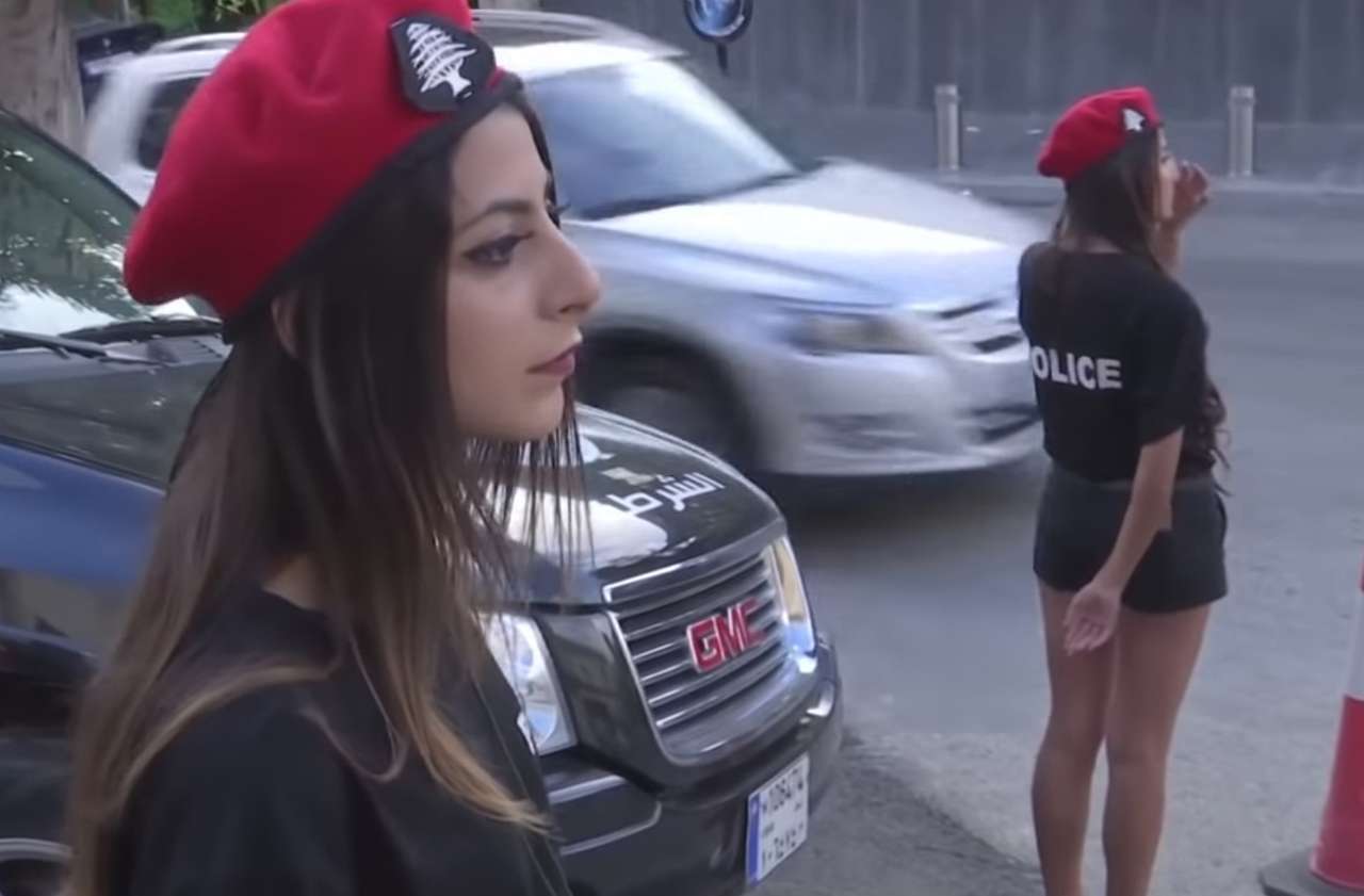 Девушкам-полицейским выдали откровенную униформу. Чтобы привлекали туристов!