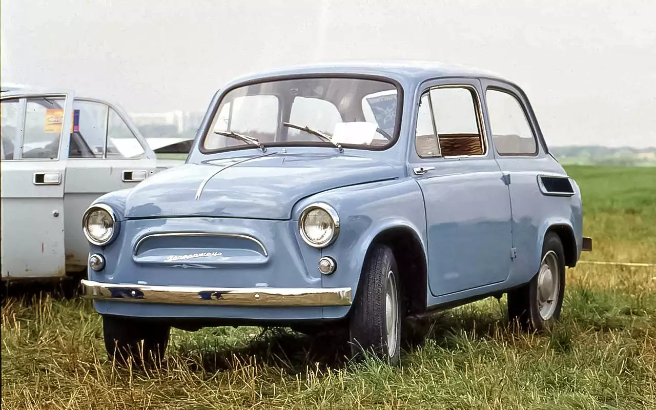 Сегодня я смотрю на морду «горбатого» и не вижу в ней ничего уродливого. Мне кажется, что и в современном потоке он не выглядит убожеством – даже, скорее, наоборот. Но тогда все оценивалось иначе.