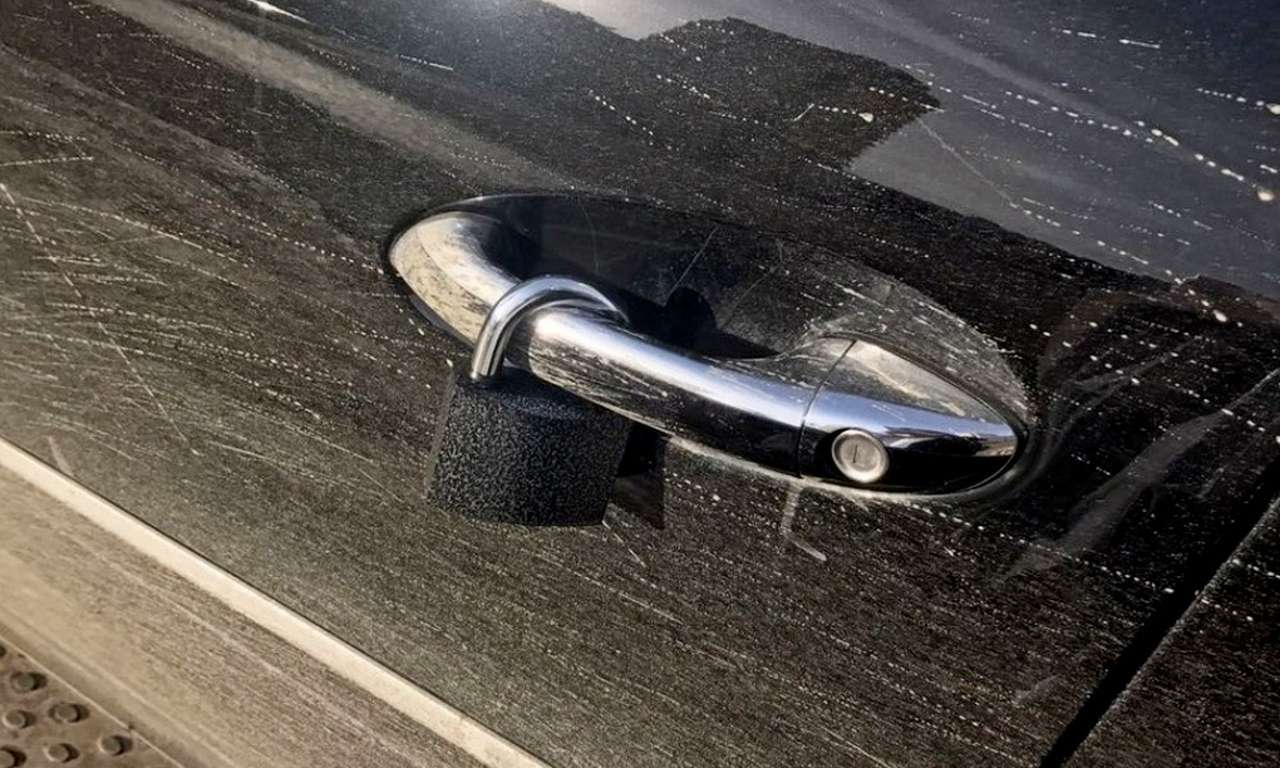 Вежливый мошенник повесил на дверь иномарки замок и попросил денег