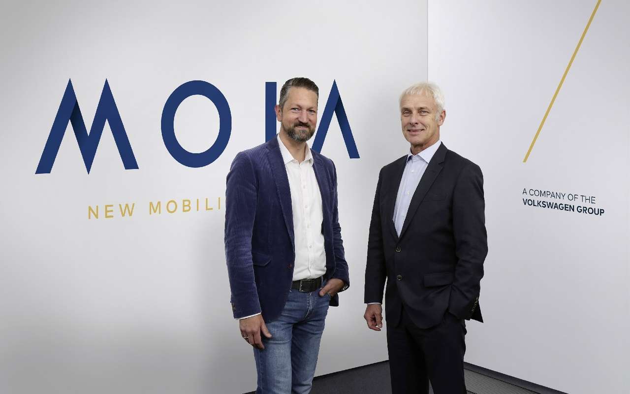 Оле Хармс (слева), глава свежеиспеченной компании Moia, чувствует всестороннюю поддержку со стороны главы VW Group Маттиаса Мюллера (справа).