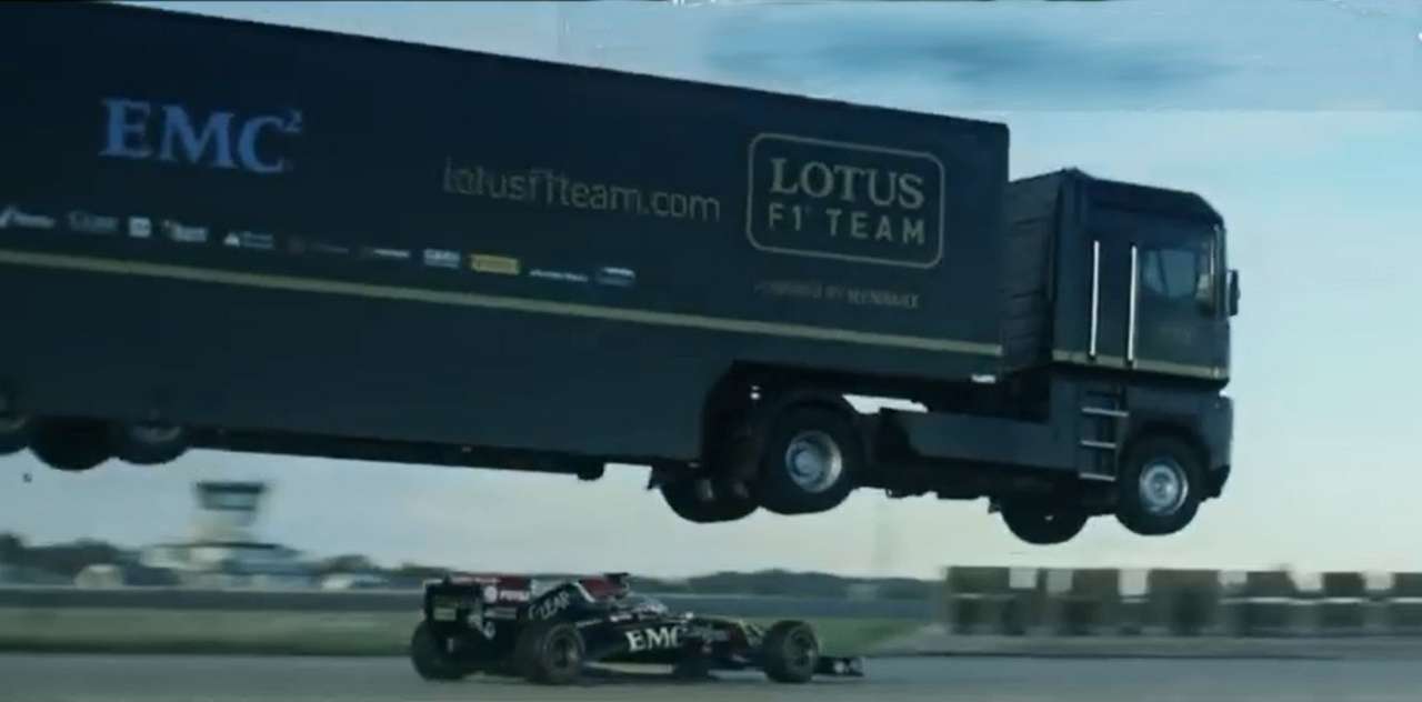 Эпический прыжок грузовика над болидом (ВИДЕО)