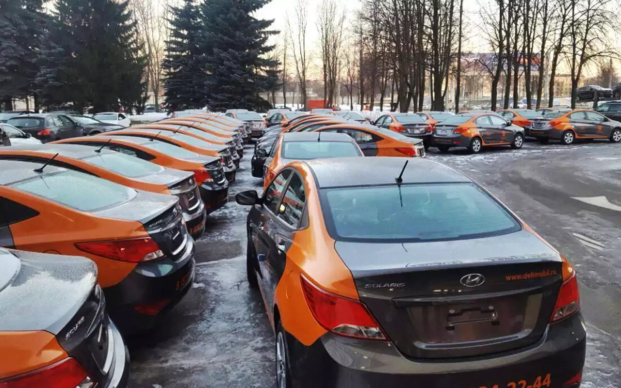 Делимобиль спб машины. Парк машин каршеринга в Москве. Audi a3 Делимобиль. Автопарк каршеринг. Стоянка каршеринга битых машин.