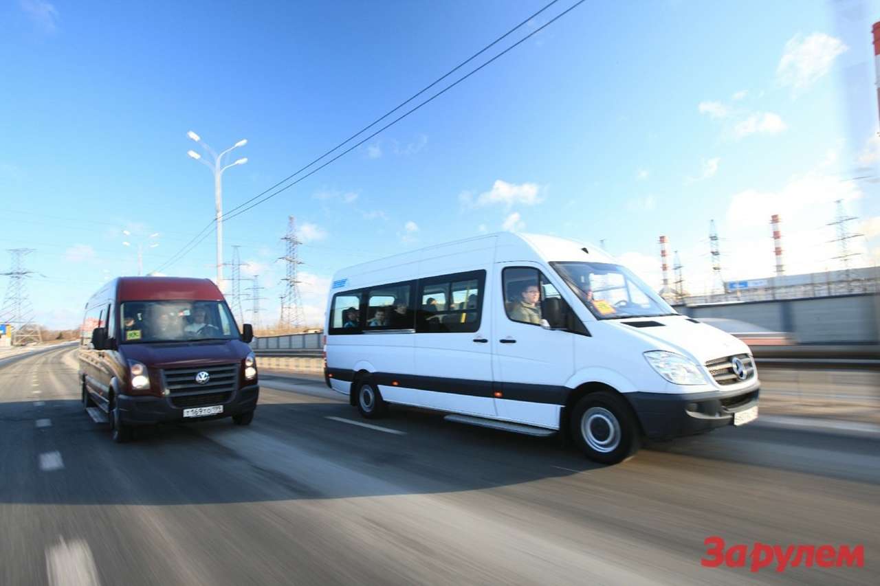 И «Фольксваген-Крафтер», и «Мерседес-Бенц Спринтер» родились фургонами, а в автобусы их превратили в Нижнем Новгороде усилиями компаний «Артан» и «Луидор». Машины очень близки конструктивно (немецкие фирмы выпускают их в партнерстве), но наши переделывали по разным лекалам: длинный «Крафтер» позиционируют в бизнес-классе, средний «Спринтер» выполнен как маршрутное такси. У обоих автобусов база 4325 мм, 6-ступенчатая коробка, высокая крыша и задний привод. «Мерседес»: вместимость 16 + 6 + 1 человек, дизельный двигатель 2,1 л/150 л.с. «Фолькс-ваген»: вместимость 19 + 1, удлиненный задний свес, дизель 2,5 л/163 л.с.