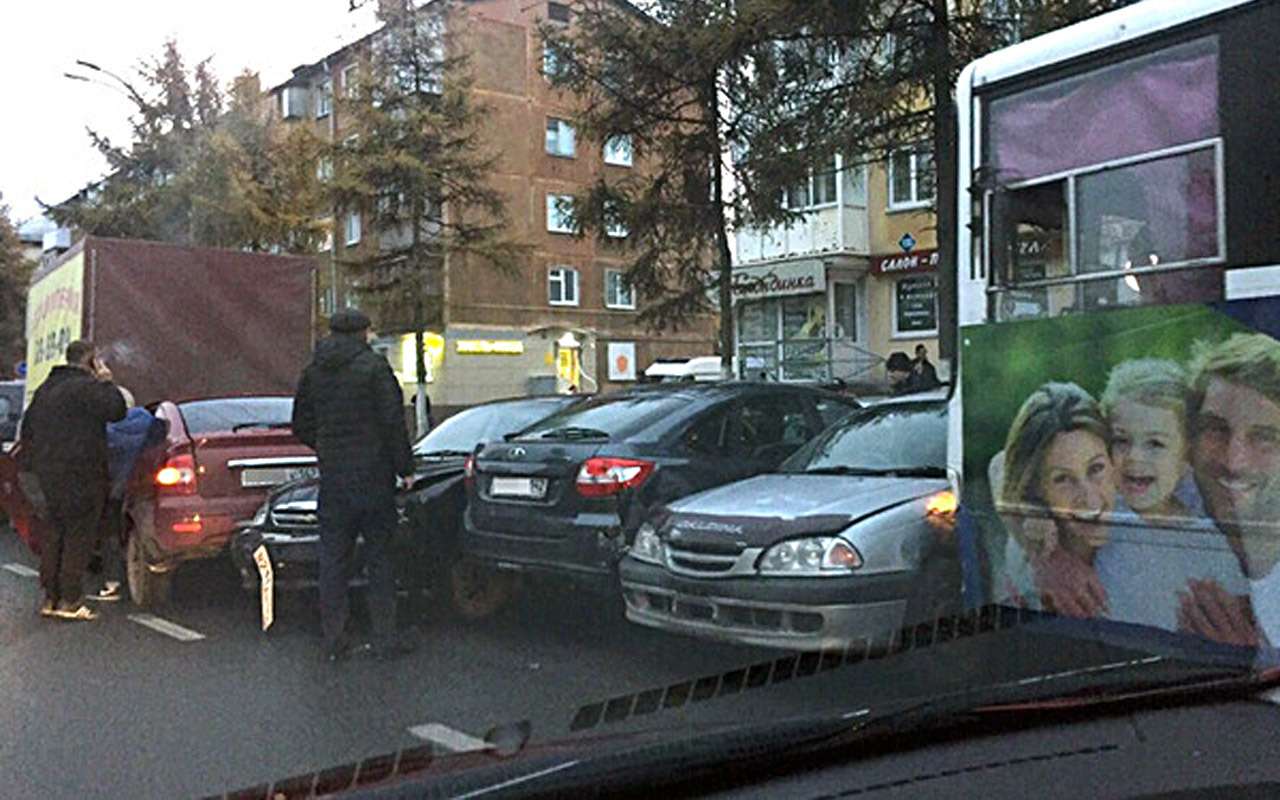 Тяжелый троллейбус с мощными электромоторами мог бы собрать и больше автомобилей, не подоспей его водитель