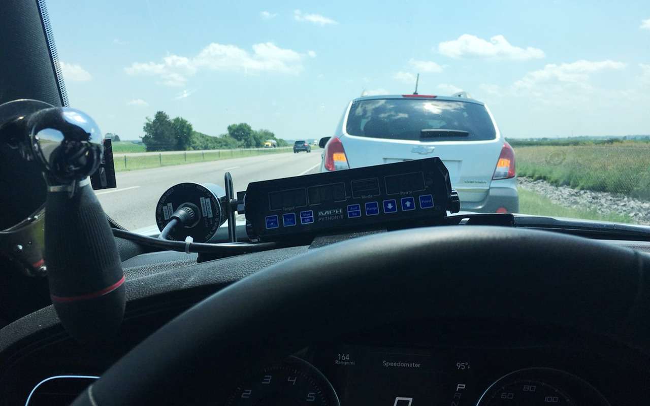 Полицейский задержал водителя, который ехал слишком медленно. И прославился в соцсетях