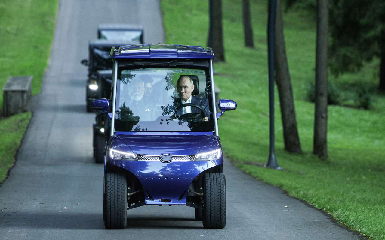 Песков: Путин часто ездит по своей резиденции за рулем электрокара