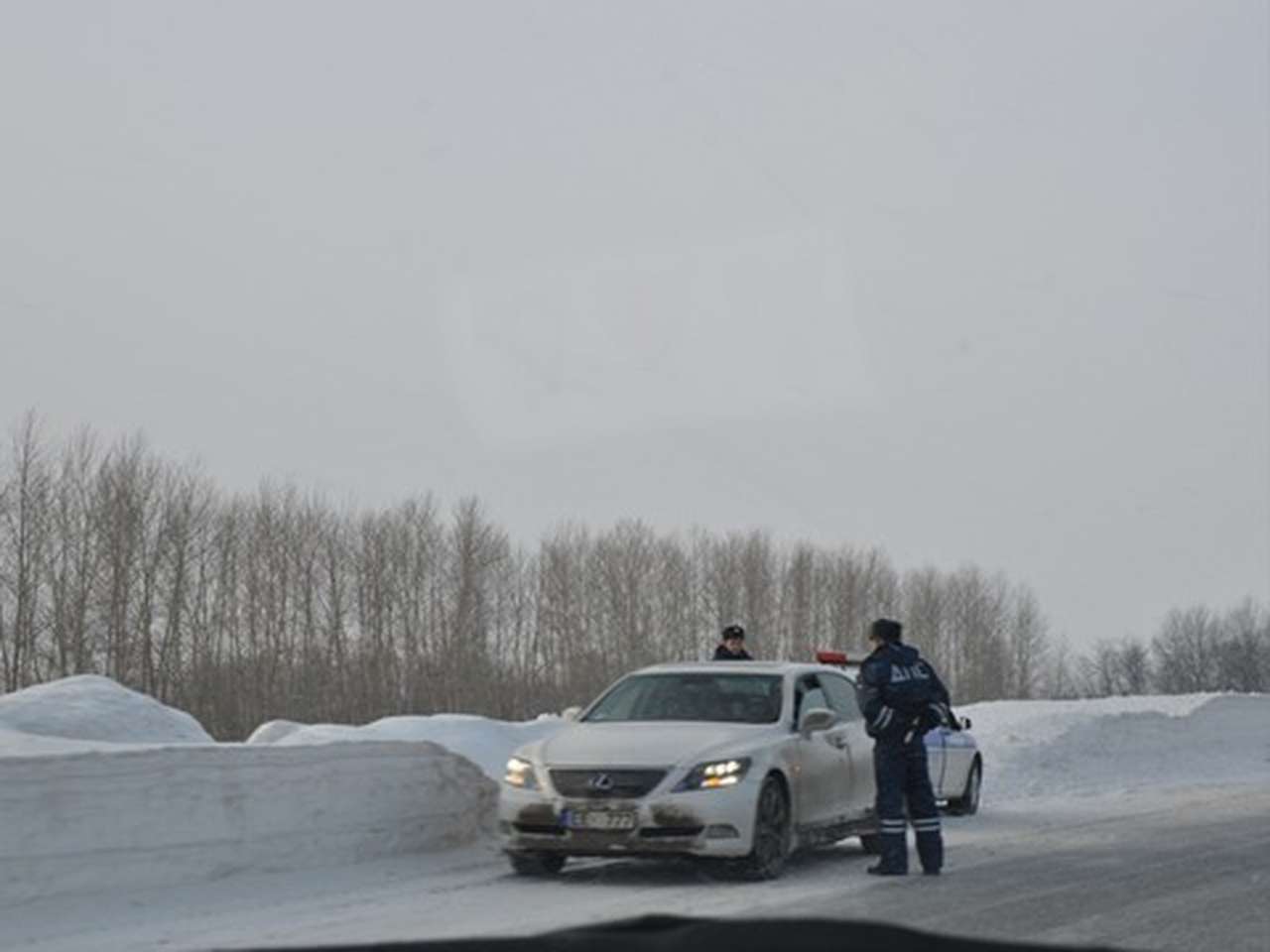 Гололед вынуждает перекрывать дороги Подмосковья 