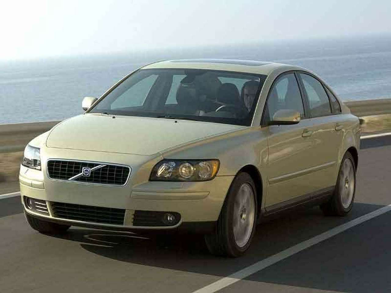 Volvo представляет новую S40