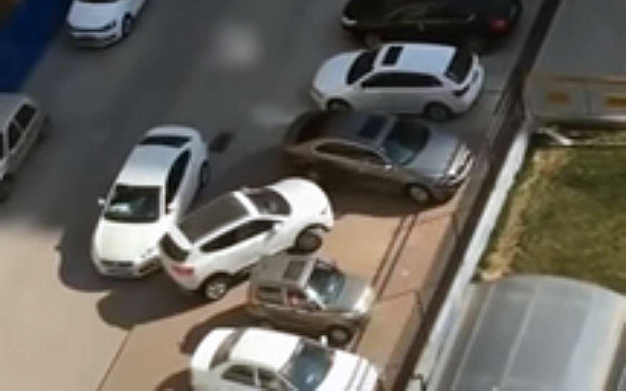 Скромный водитель показал мастер-класс выезда с парковки