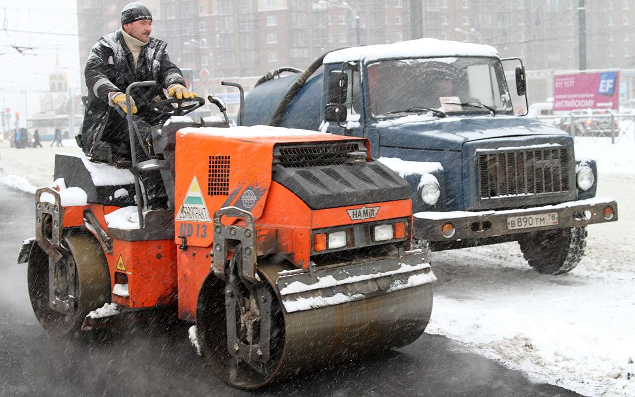 В дождь и снег продолжают ремонтировать дороги