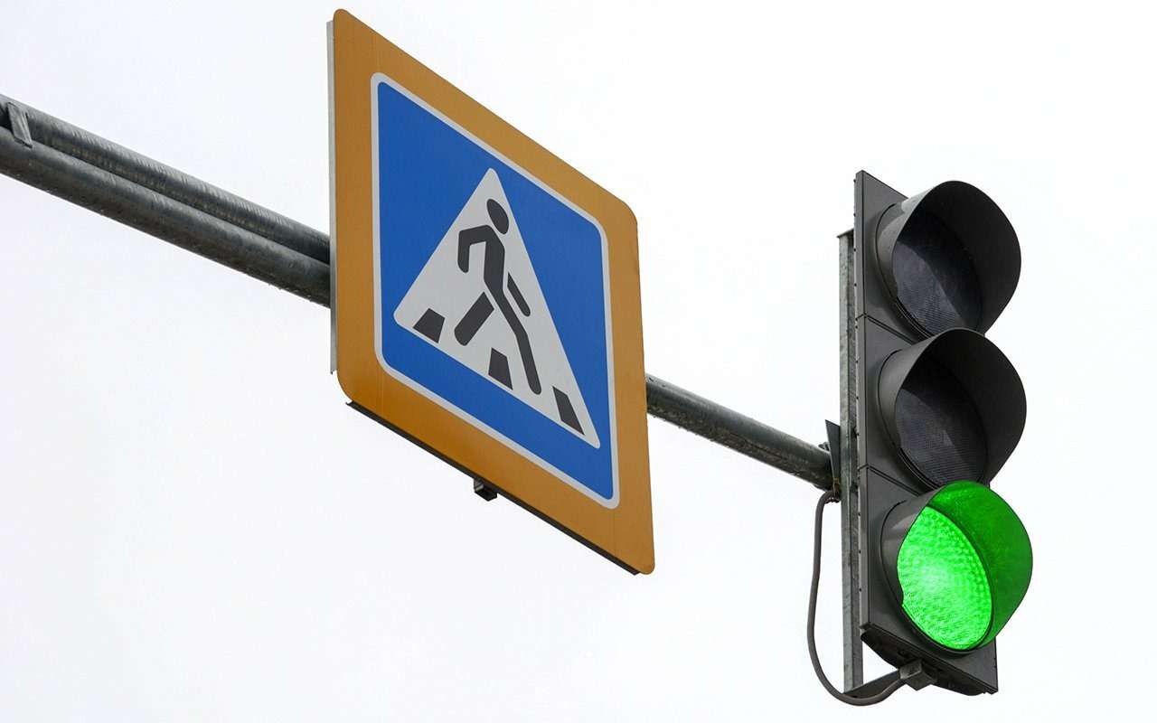 Красный, желтый, зеленый — почему именно эти цвета используют в светофорах?