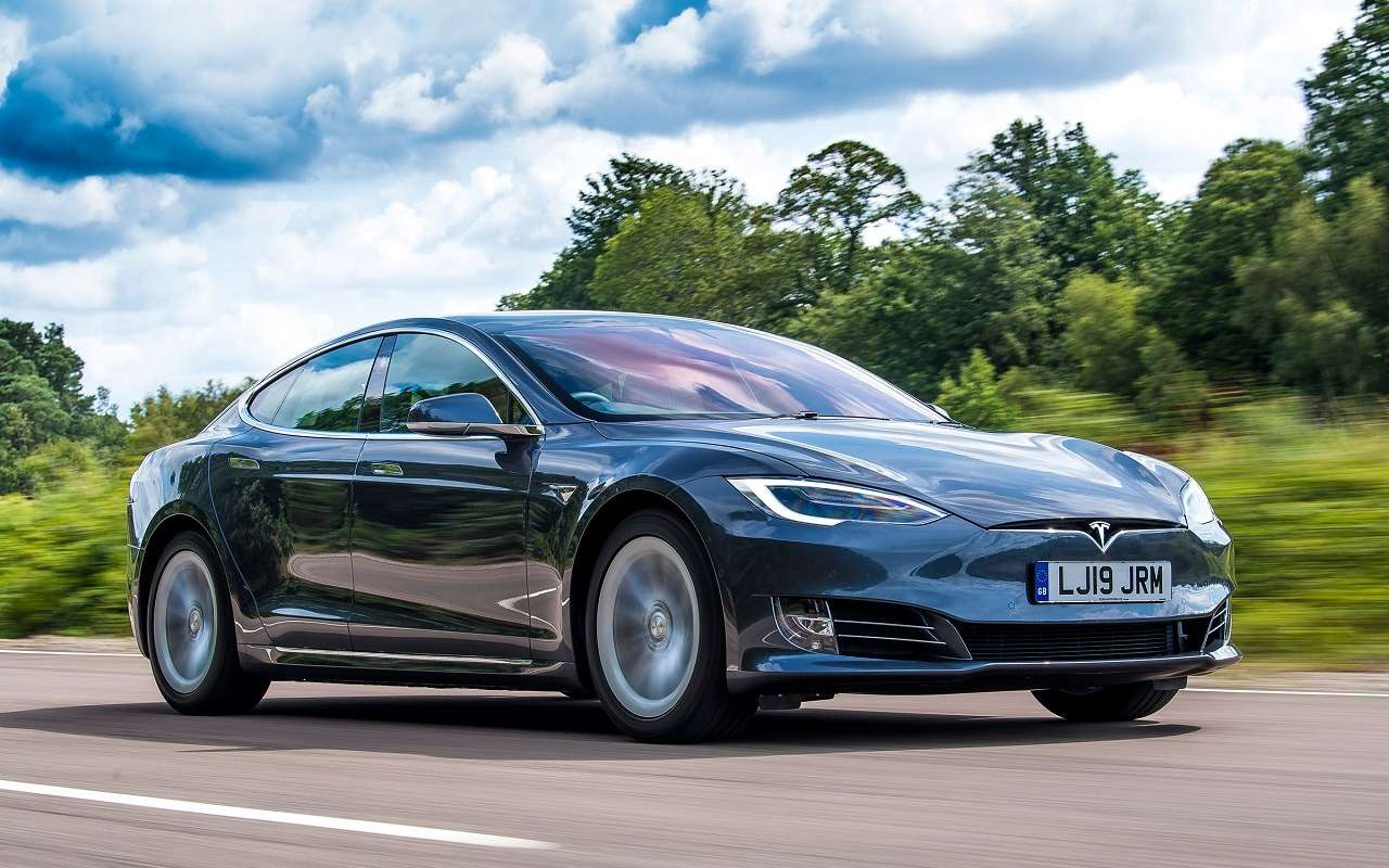 Сейчас у автомобилей Tesla (на фото - Model S) автопилот третьего уровня: вы можете полностью передать управление машине, но обязаны быть на водительском кресле и держать руки на рулевом колесе.