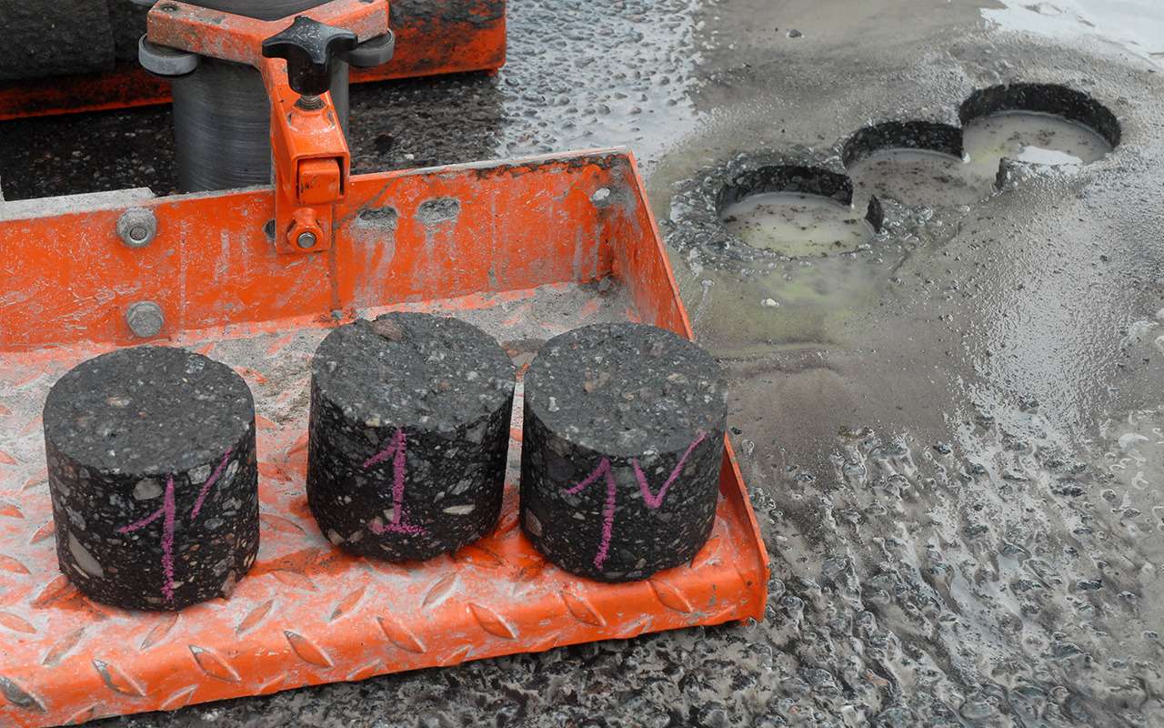 Образцы-вырубки или керны, которые вынимают из дорожного покрытия в ходе испытаний.