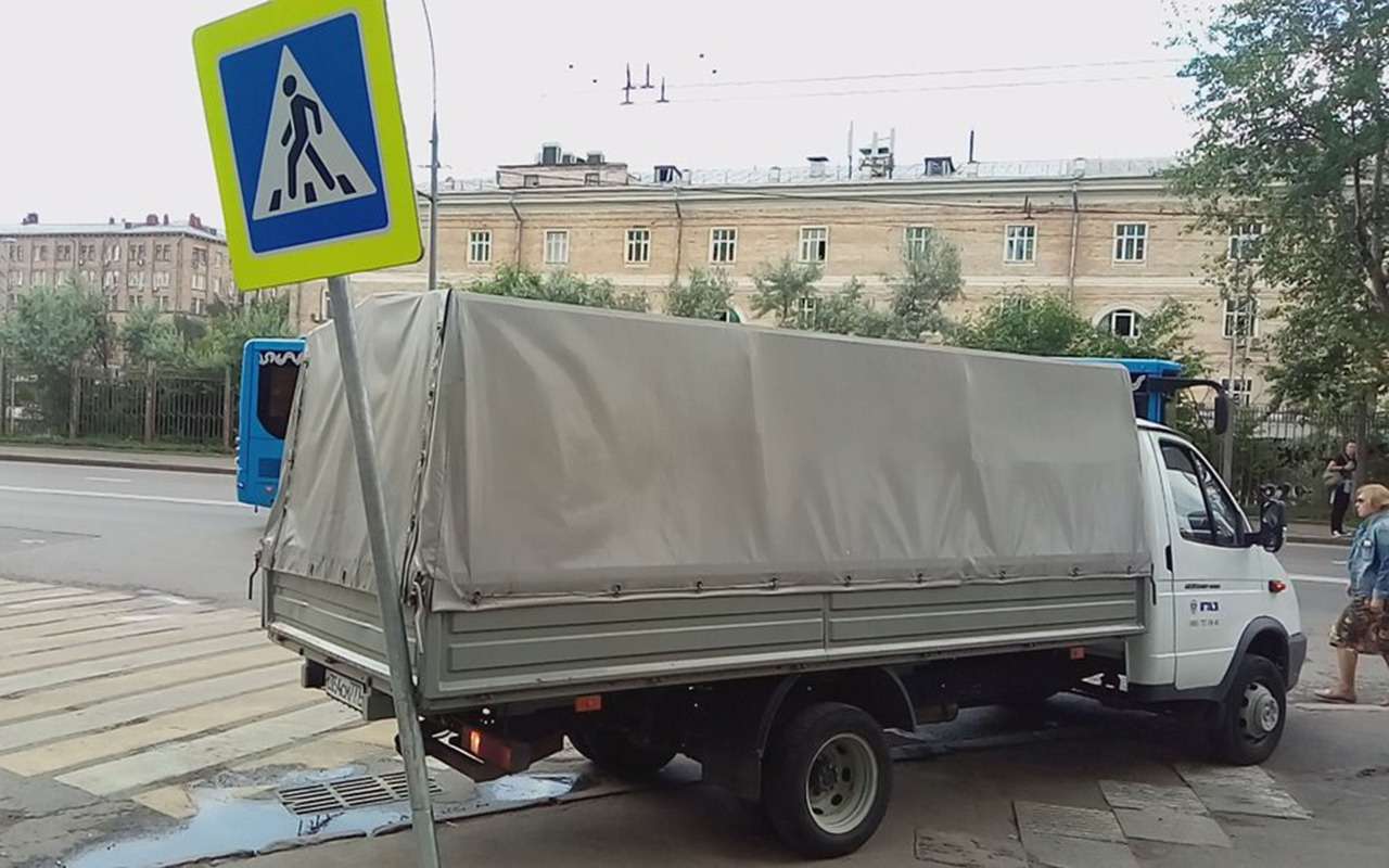 В Москве установили гнущиеся дорожные знаки. Им не страшны аварии!