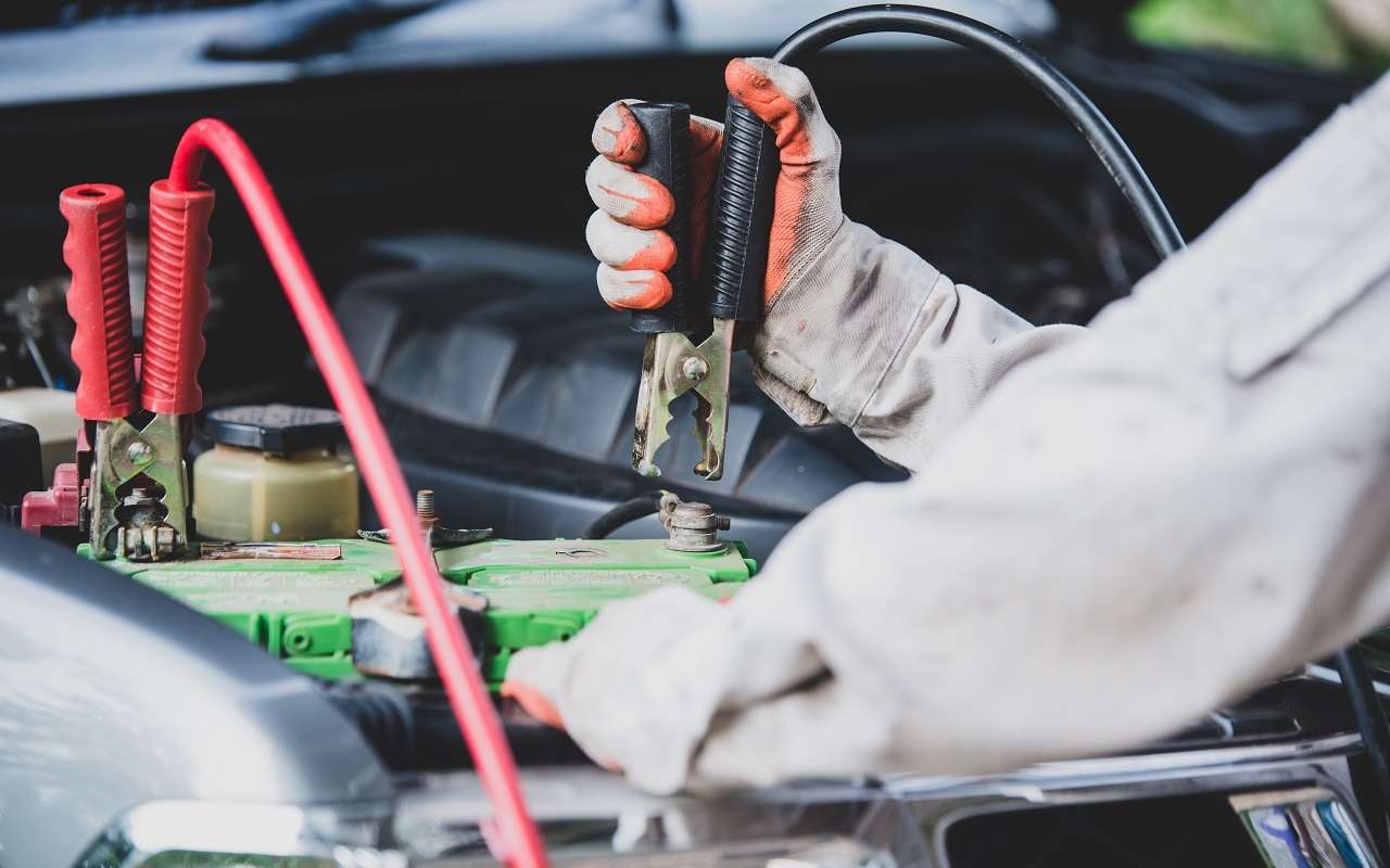 Какими поломками грозит неправильное снятие клемм аккумулятора