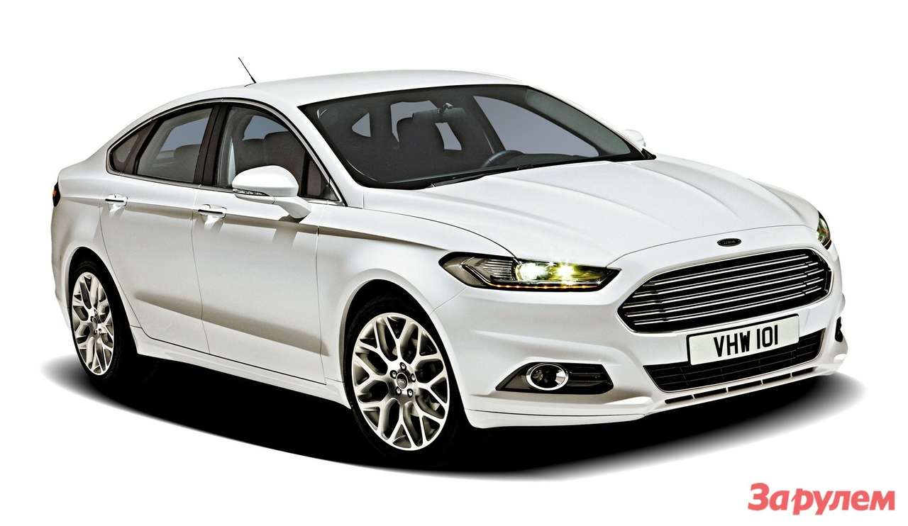 На новом Mondeo воздухозаборники поменялись местами: крупный шестиуголь­ный из бампера «переехал» повыше, став «решеткой радиатора», а бывшая «решетка» трапециевидной формы теперь обосновалась прямо под ним − в бампере. Контуры колесных арок у будущего поколения очерчены не столь резко, как у нынешнего. Дверные ручки теперь будут интегрированы в ребро продольной выштамповки. Такое решение сегодня – не редкость: пример – BMW 1-й серии. Фары стали заметно уже, что добавило динамичности облику Mondeo. Противотуманки круглые и разместились в «окошках» бампера. Изменилась форма продольной подштамповки на боковине кузова