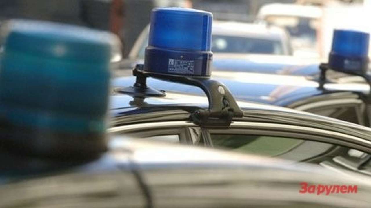 В Госдуме решили отменить штраф за непропуск чиновничьих авто с мигалками