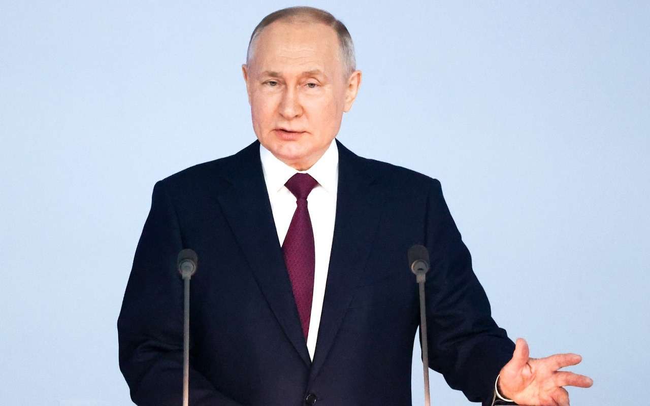 Президент рассекает снежную целину Чукотки на вездеходе с огромными шинами