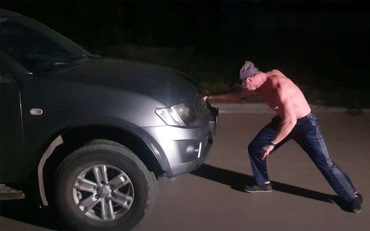 Толкнуть машину одним пальцем? Легко! (видео)