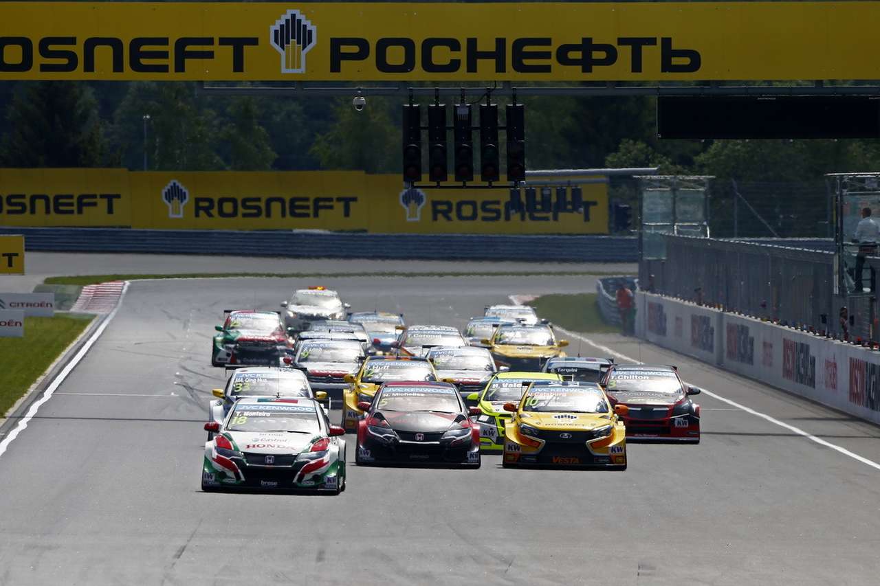 Франсуа Рибейро, промоутер WTCC: «Мы были намерены сохранить российский этап в календаре WTCC и рады достигнутому соглашению с Moscow Raceway. Здесь всегда получаются великолепные гонки, а близость к столице позволяет проводить множество промо-мероприятий, и я уверен, что этап получится таким же грандиозным, как и в предыдущие годы. Благодарим за помощь в изменении календаря мэрию португальского города Вила-Реал, Португальскую и Российскую федерации автоспорта, наших партнеров от ЛАДА и Роснефть, Комиссию FIA по туринговым автомобилям».