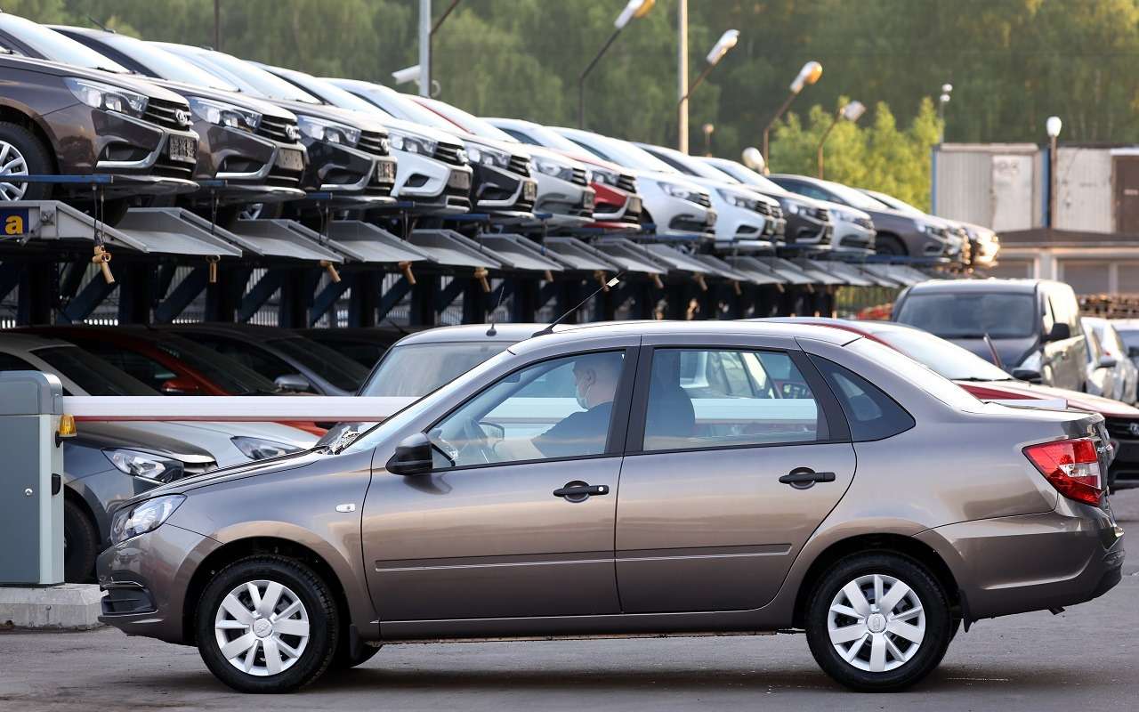 За обычный (без учета версии Drive Active) седан Гранта автозавод просит от 559 900 до 780 800 рублей