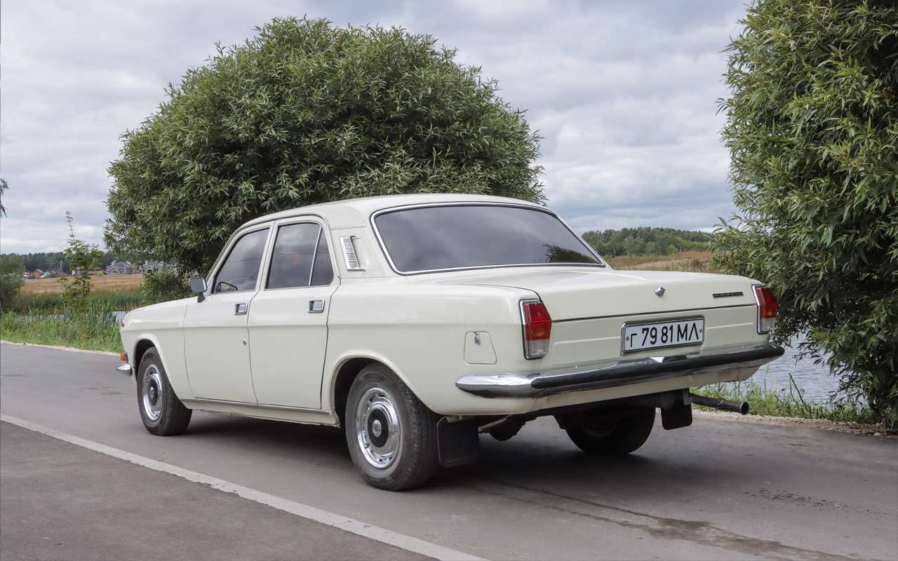 Опознать пафосную 2410 легко по хромированным колпакам и тонированным стеклам.