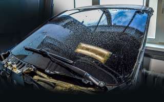 Перед началом испытаний все 50 образцов прошли проверку качества очистки ветрового стекла Гранты. Стекло не простое, а покрытое изнутри черной краской – так лучше видны дефекты очистки.