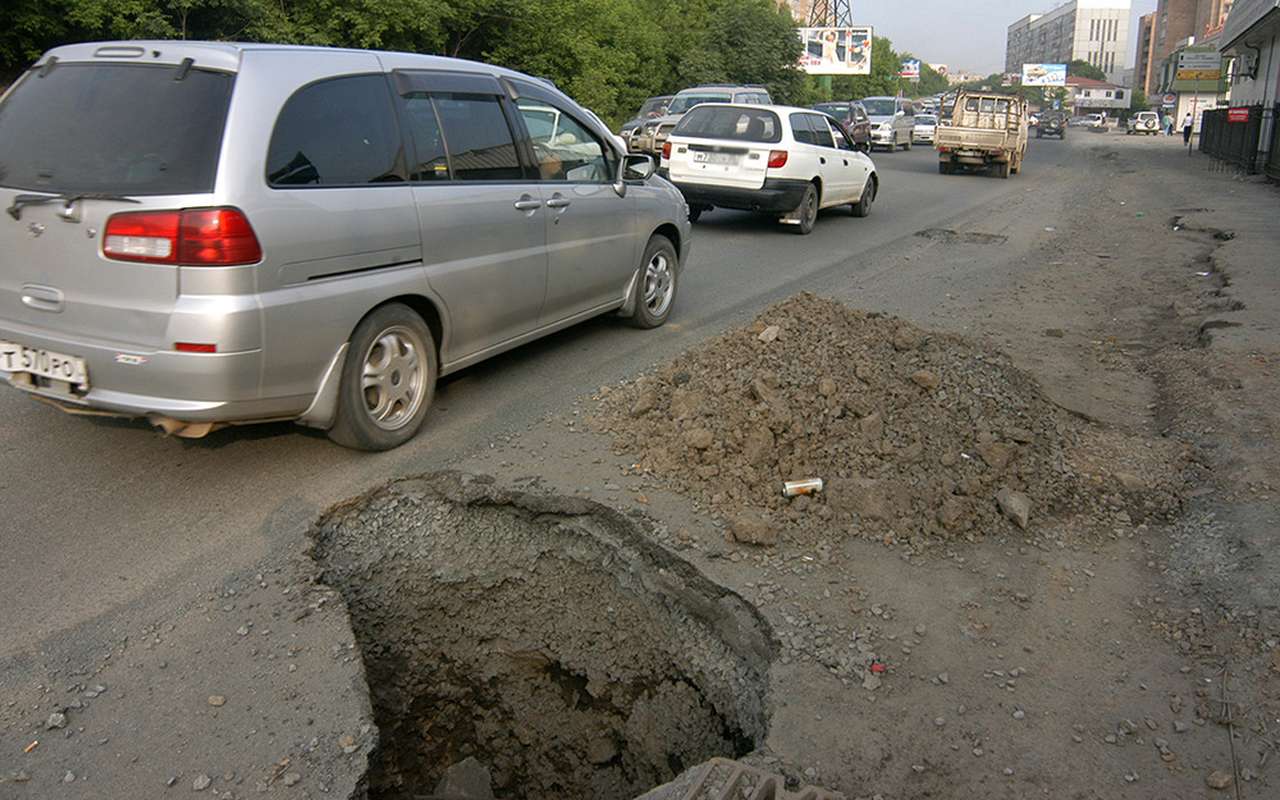 Названы регионы России с худшими дорогами