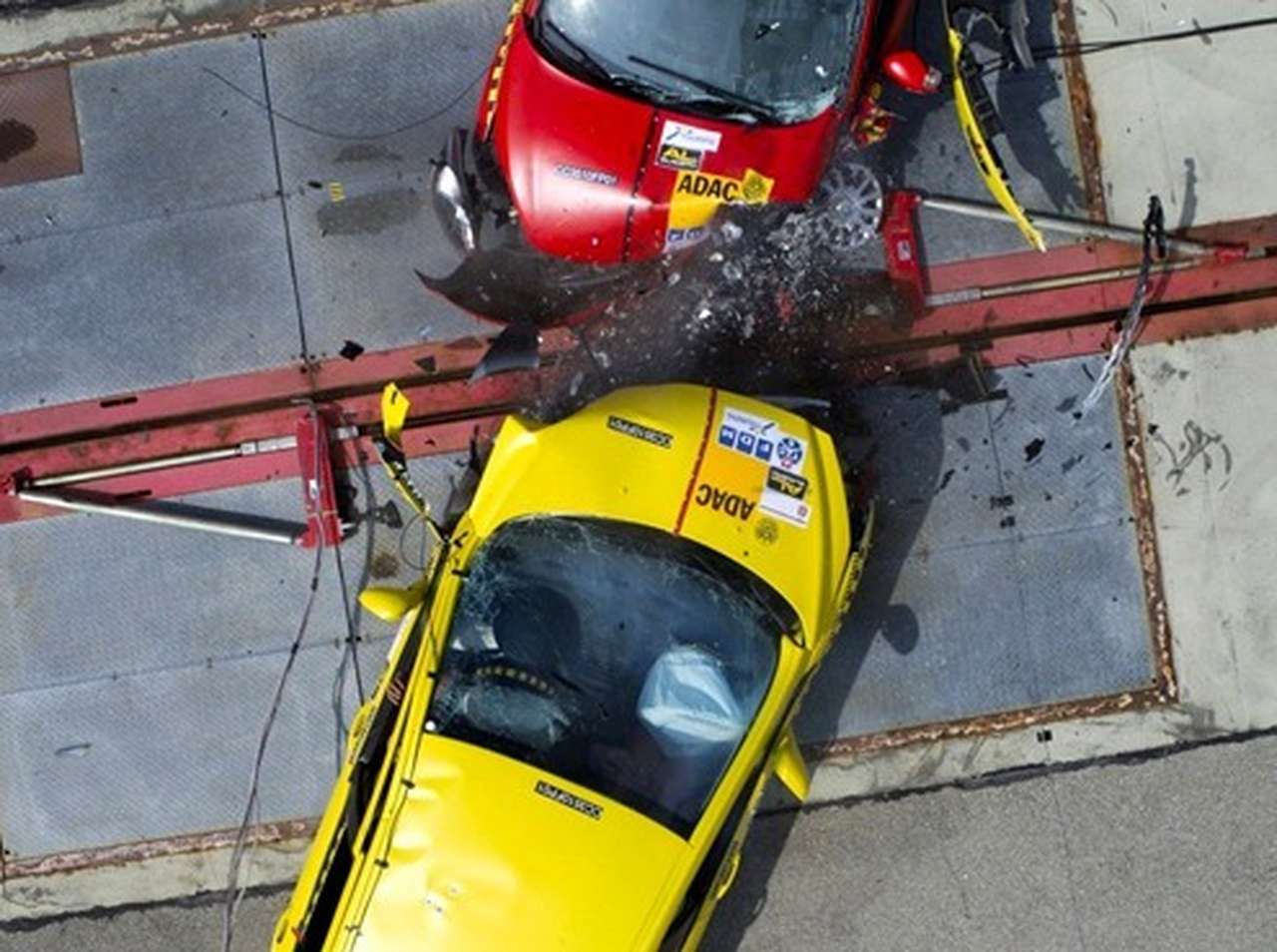 Краш-тест ADAC имитировал лобовое столкновение