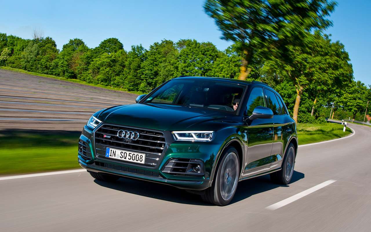 По своим повадкам Audi SQ5 несильно отличается от обычного Q5. Они и внешне почти близнецы. Черный декор вместо хромированного – опция стоимостью 38 631 рубль.