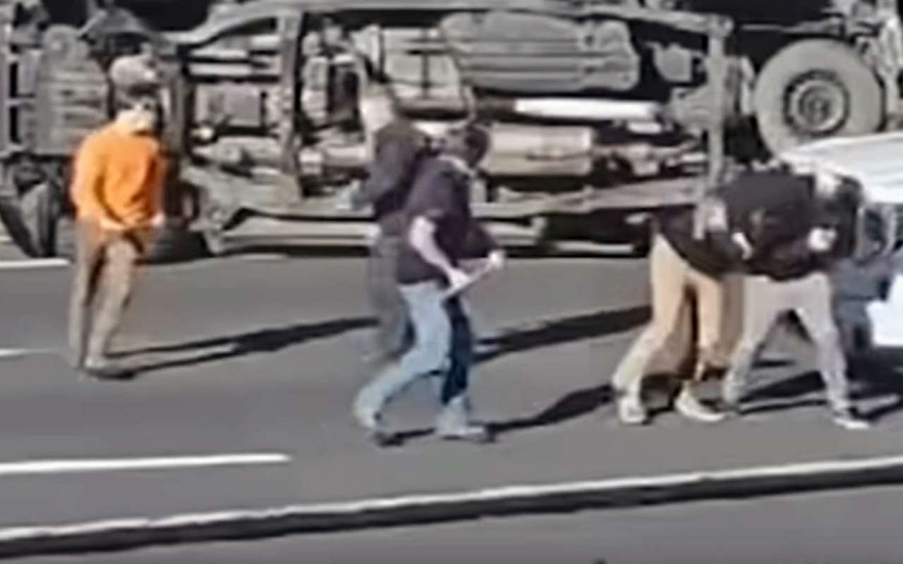 Дорожная ярость вылилась в массовую потасовку