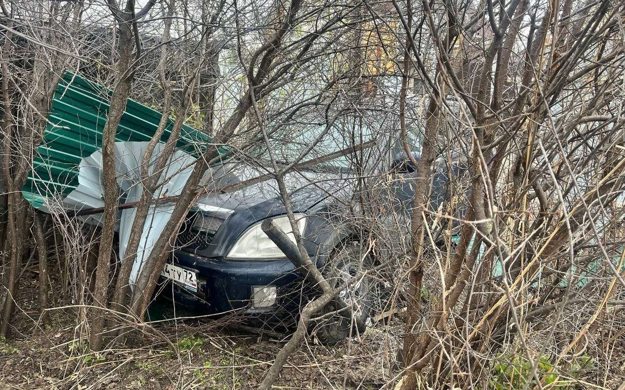 Посадил ребёнка за руль: школьница перепутала педали и переехала отца