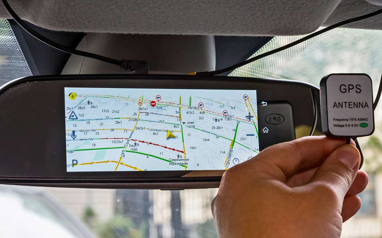 GPS-модуль «комбайна» HD 900 нужно приклеивать на ветровое стекло. Встроенный был бы удобнее.