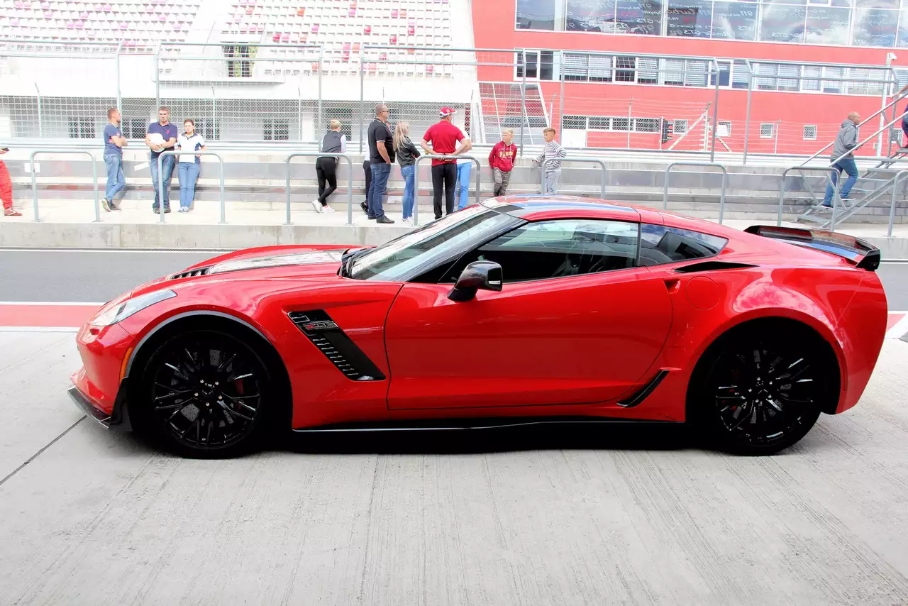 Chevrolet Corvette Z06: жмем в пол двумя ногами