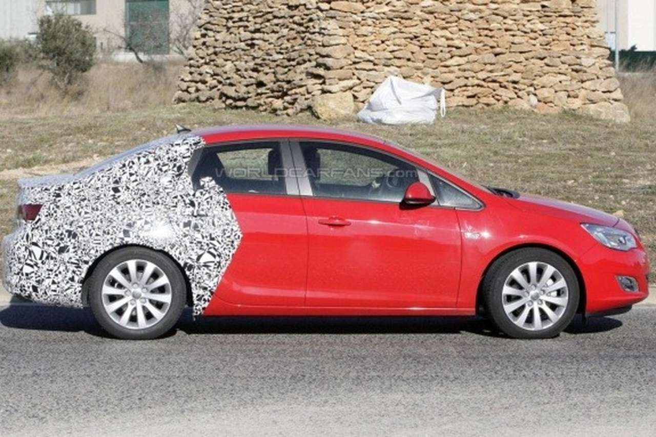 Седан Opel Astra попался на глаза шпионам