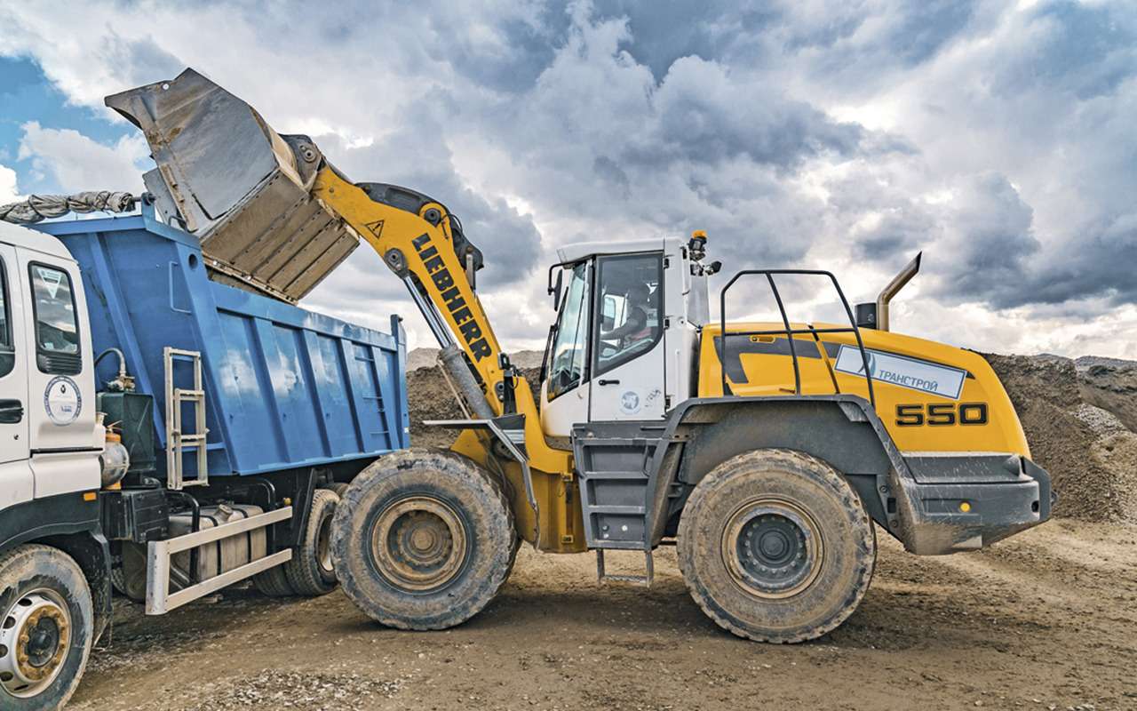 Колесные погрузчики Liebherr занимаются перемещением сыпучих строительных материалов.
