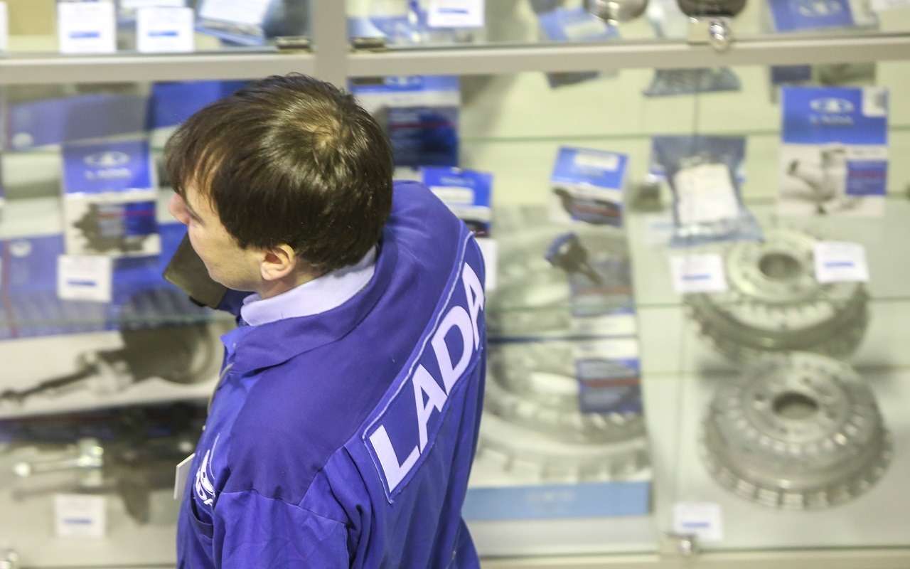 На данный момент у АВТОВАЗа 300 дилерских центров в России. Дистрибуцией запчастей занимается дочерняя компания «Лада-Имидж»