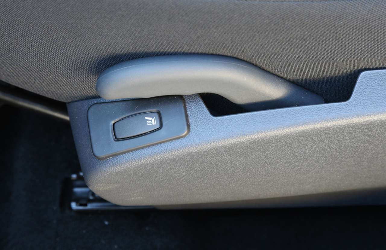 Кнопка обогрева расположена рядом с ручкой регулировки сиденья по наклону и не подсвечена.