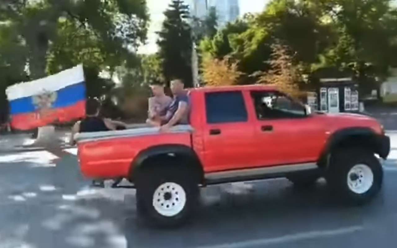 Десантники не нашли фонтана и устроили его прямо в машине