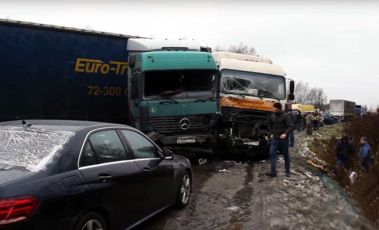 Большегруз въехал в группу дальнобойщиков на трассе М-10 (ВИДЕО 18+)