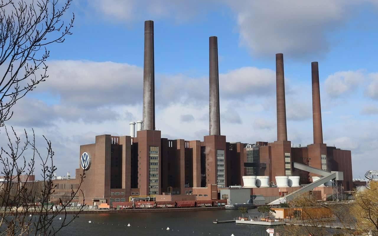 Volkswagen сокращает зарплаты и отменяет премии