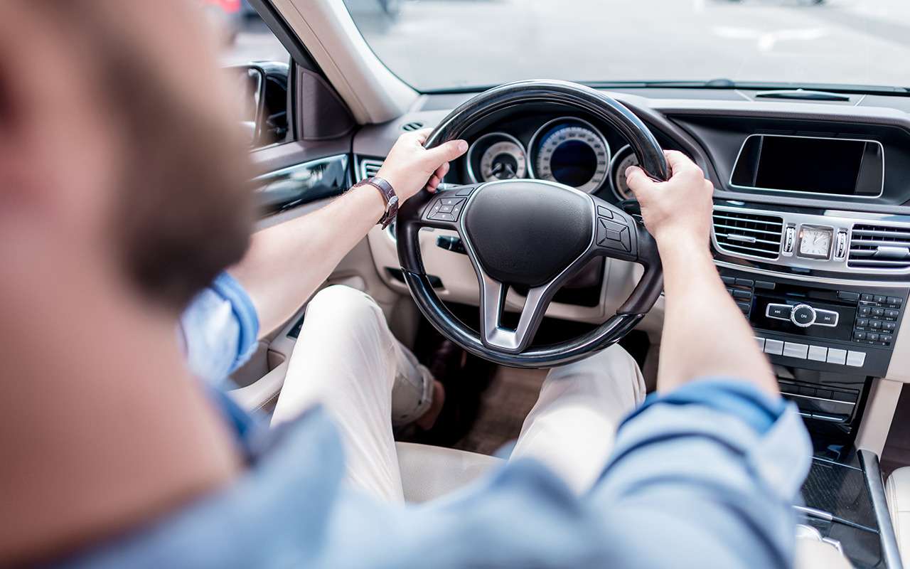 При экстренном торможении водитель, распластанный в кресле в почти лежачем положении, ударяет по тормозу и начинает скользить по спинке вверх, потому что лишил себя нормального упора. Чтобы усилить давление на педаль, человек отчаянно вцепляется в руль и тянет его на себя.